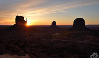 The Three Buttes bei Sonnenaufgang