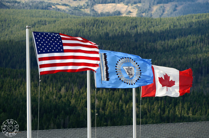 USA, Blackfeet und Kanada-Flagge